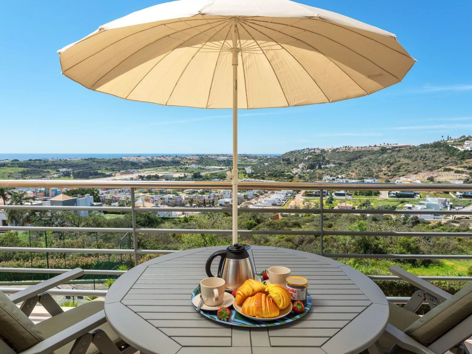 "Elena 2" mit Blick auf das Wasser - Image-tags.info