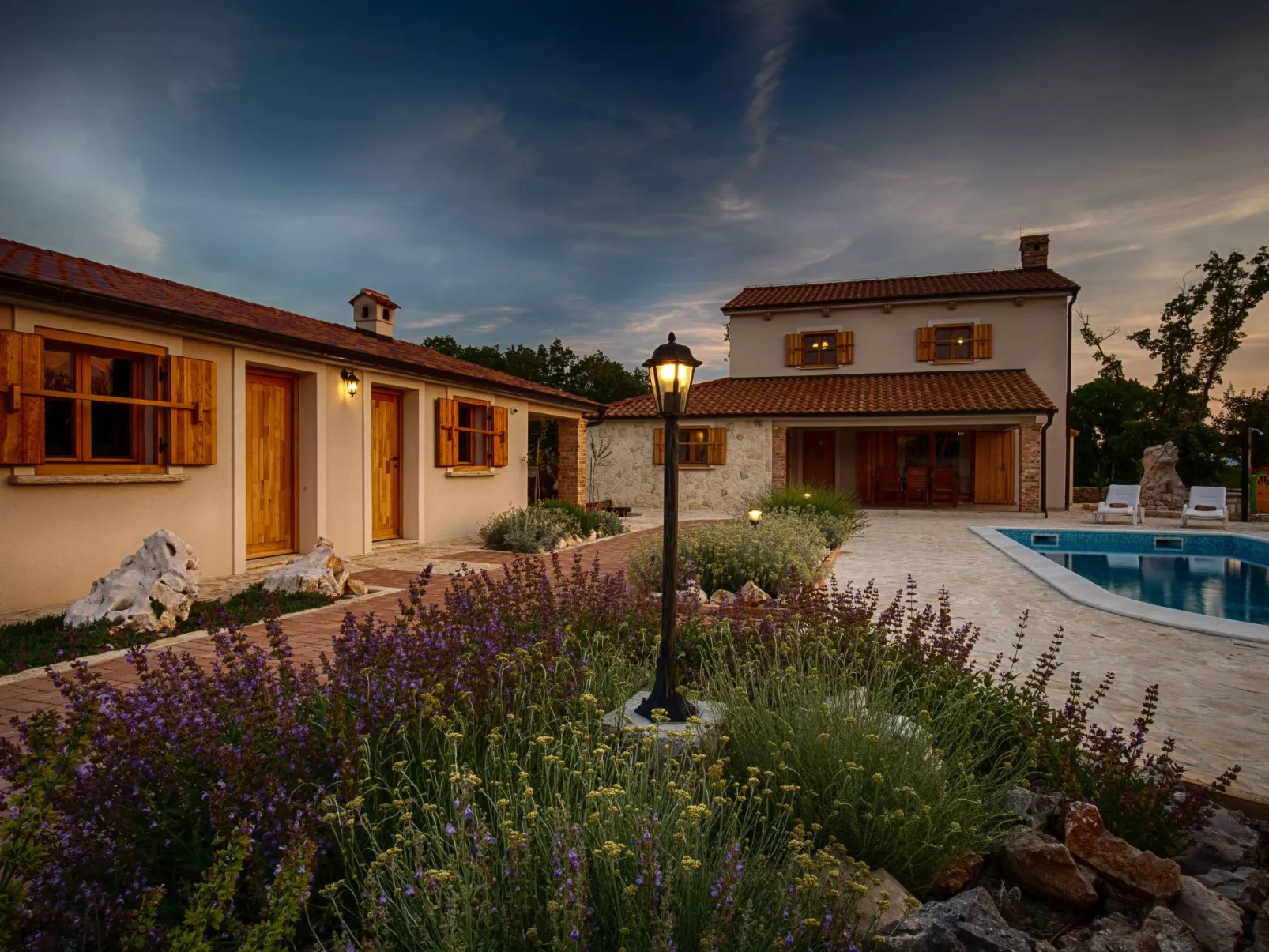 In Kras mit privatem Parkplatz - Image-tags.info