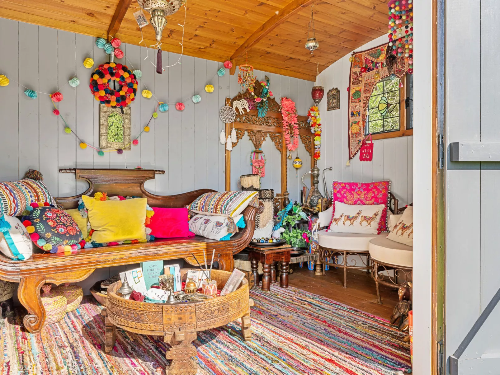 Shepherd's Hut at Hilltop Farm - Binnen