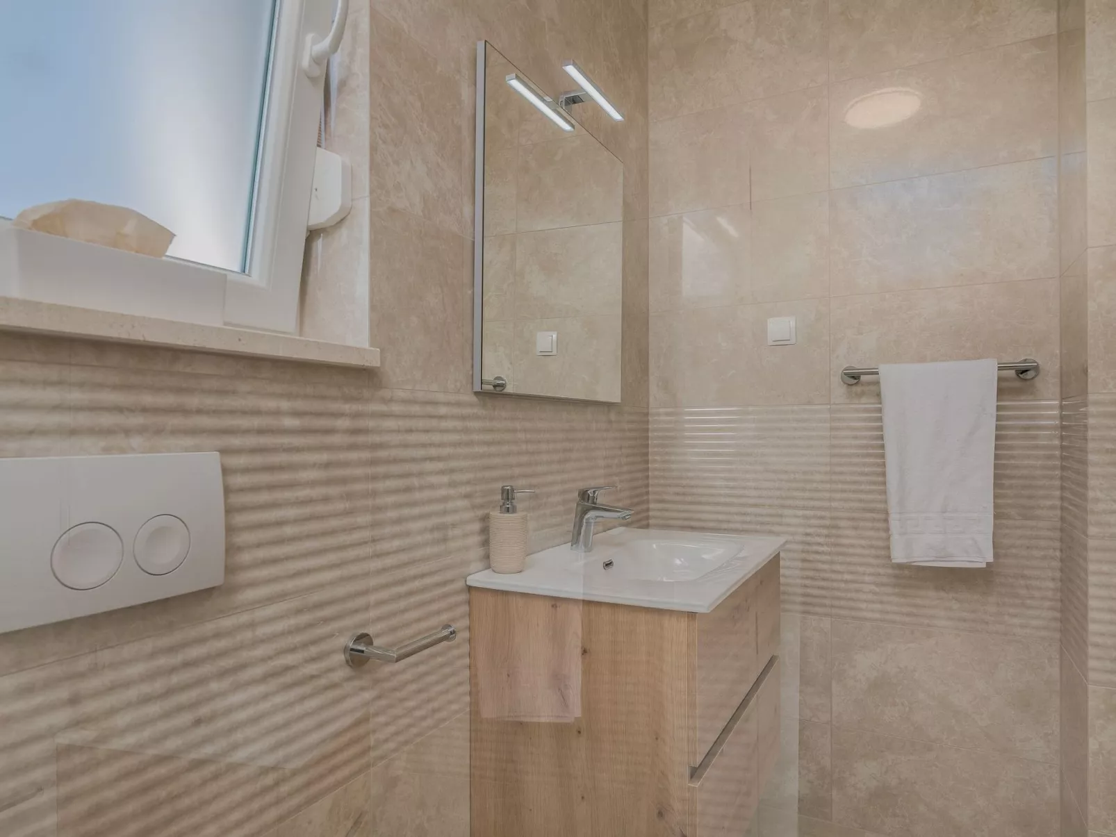 Luxuriöse Villa mit Salzwasserpool in einer ruhigen Gegend - Image-tags.info