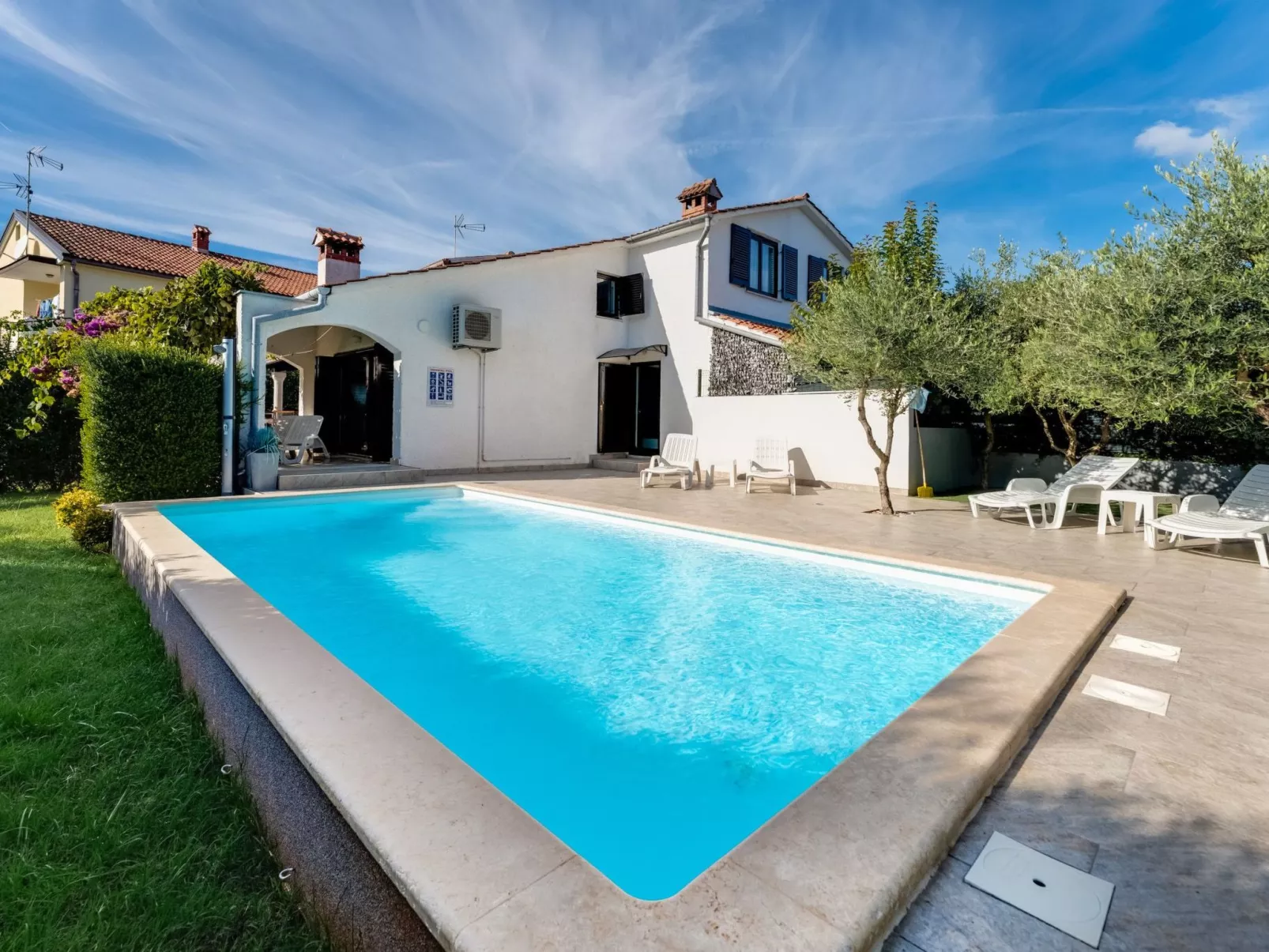 Mit Pool, großer Garten - Image-tags.info