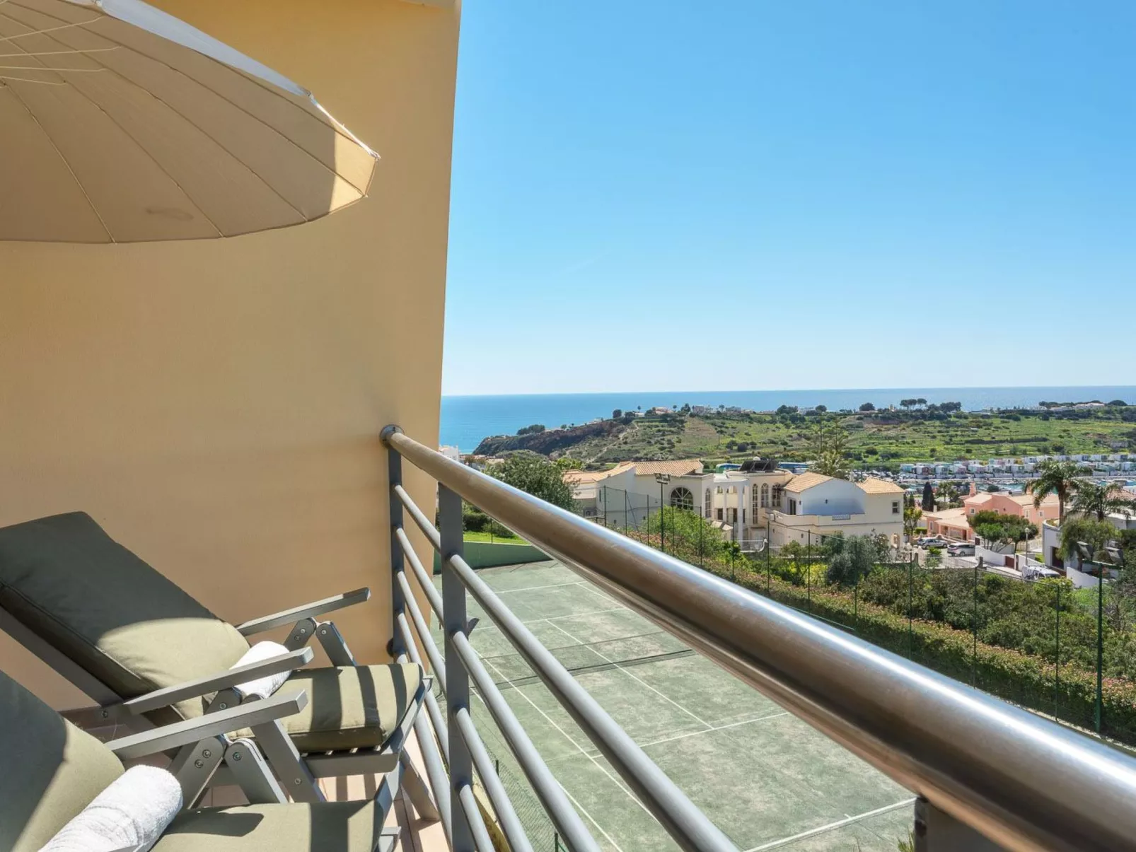 "Elena 2" mit Blick auf das Wasser - Image-tags.info