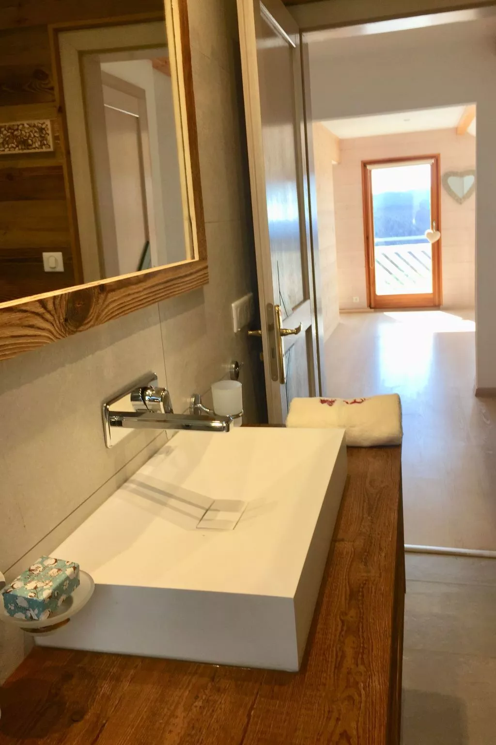 Chalet "Le Flocon Bleu" mit Blick auf das Wasser - Image-tags.info