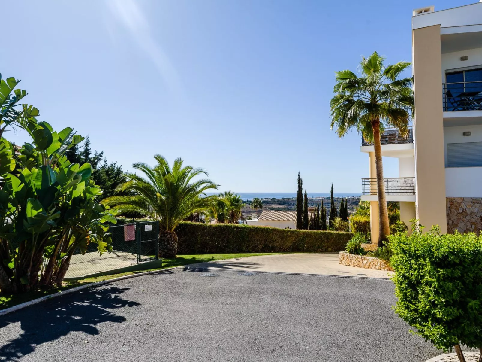 "Elena 2" mit Blick auf das Wasser - Image-tags.info