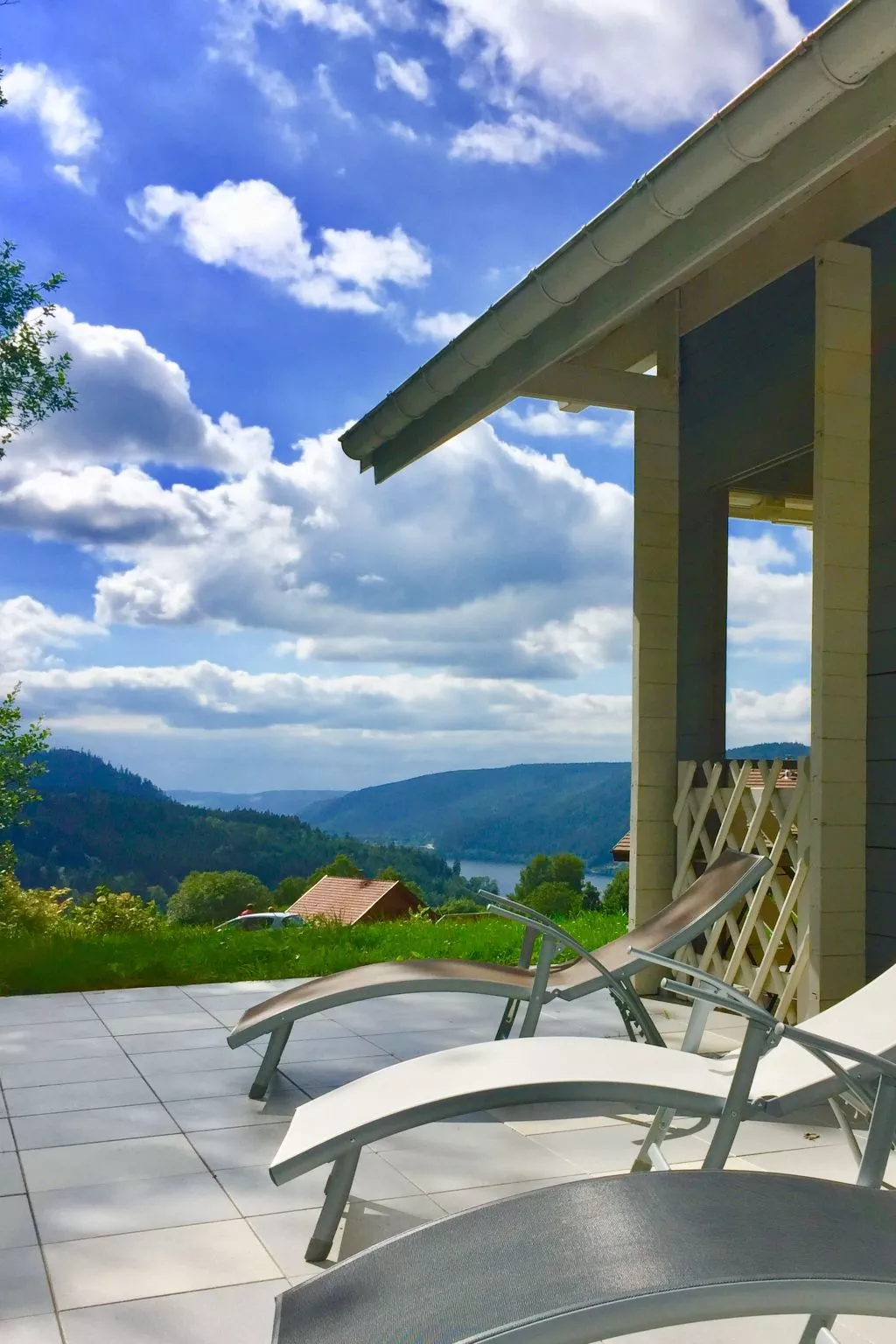 Chalet "Le Flocon Bleu" mit Blick auf das Wasser - Image-tags.info