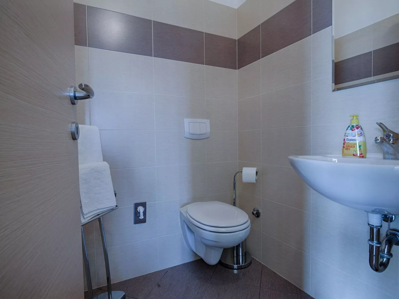 Luxuriöse Villa mit Pool, großem mediterranen Garten und Kinderspielplatz. - Image-tags.info