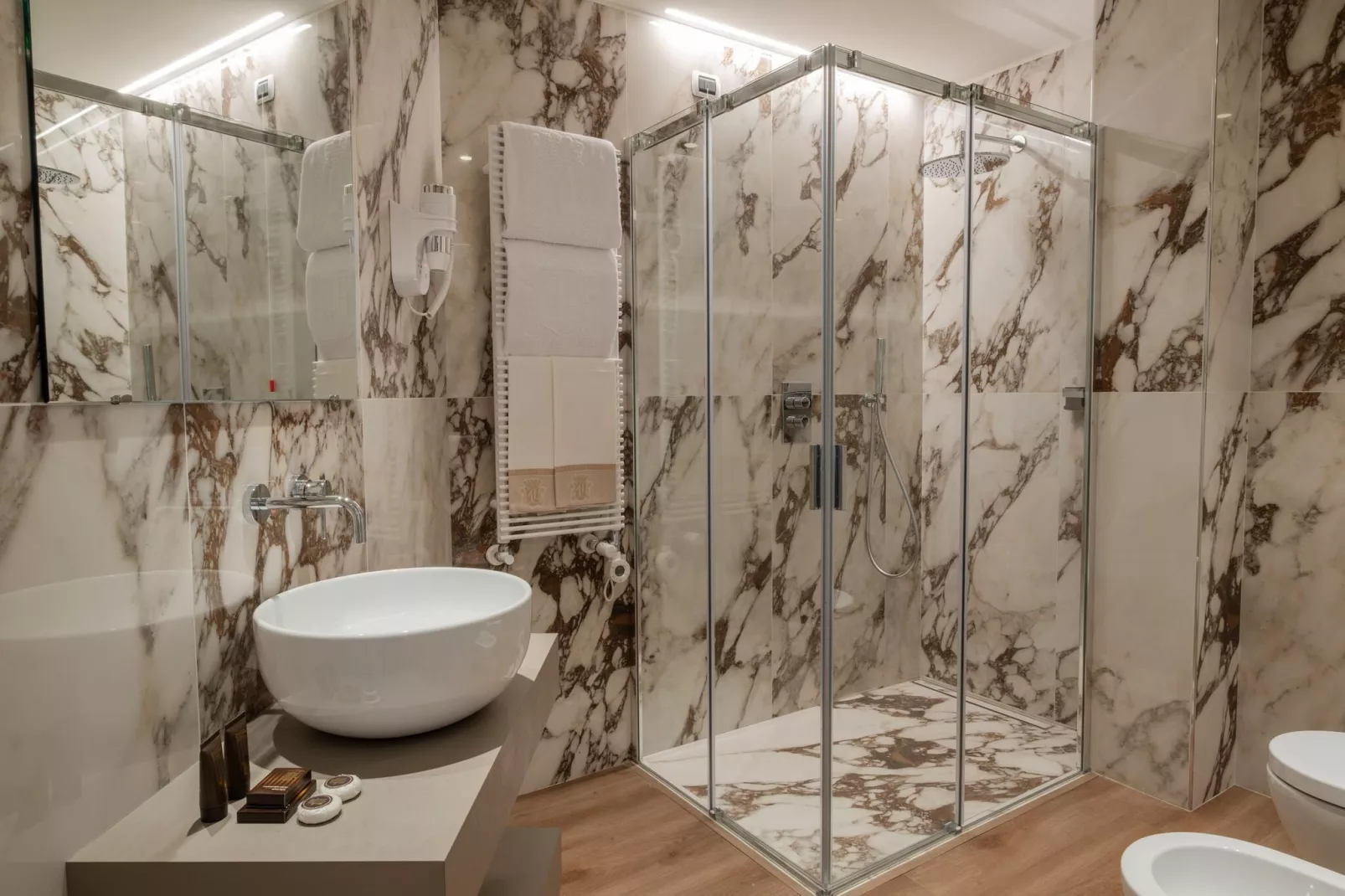 Residence Carl & Do Baveno-Bilo Deluxe Lake View-Badkamer