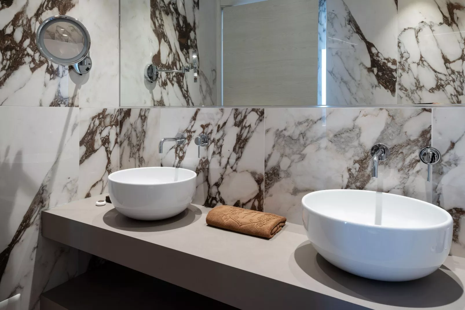 Residence Carl & Do Baveno-Bilo Deluxe Lake View-Badkamer