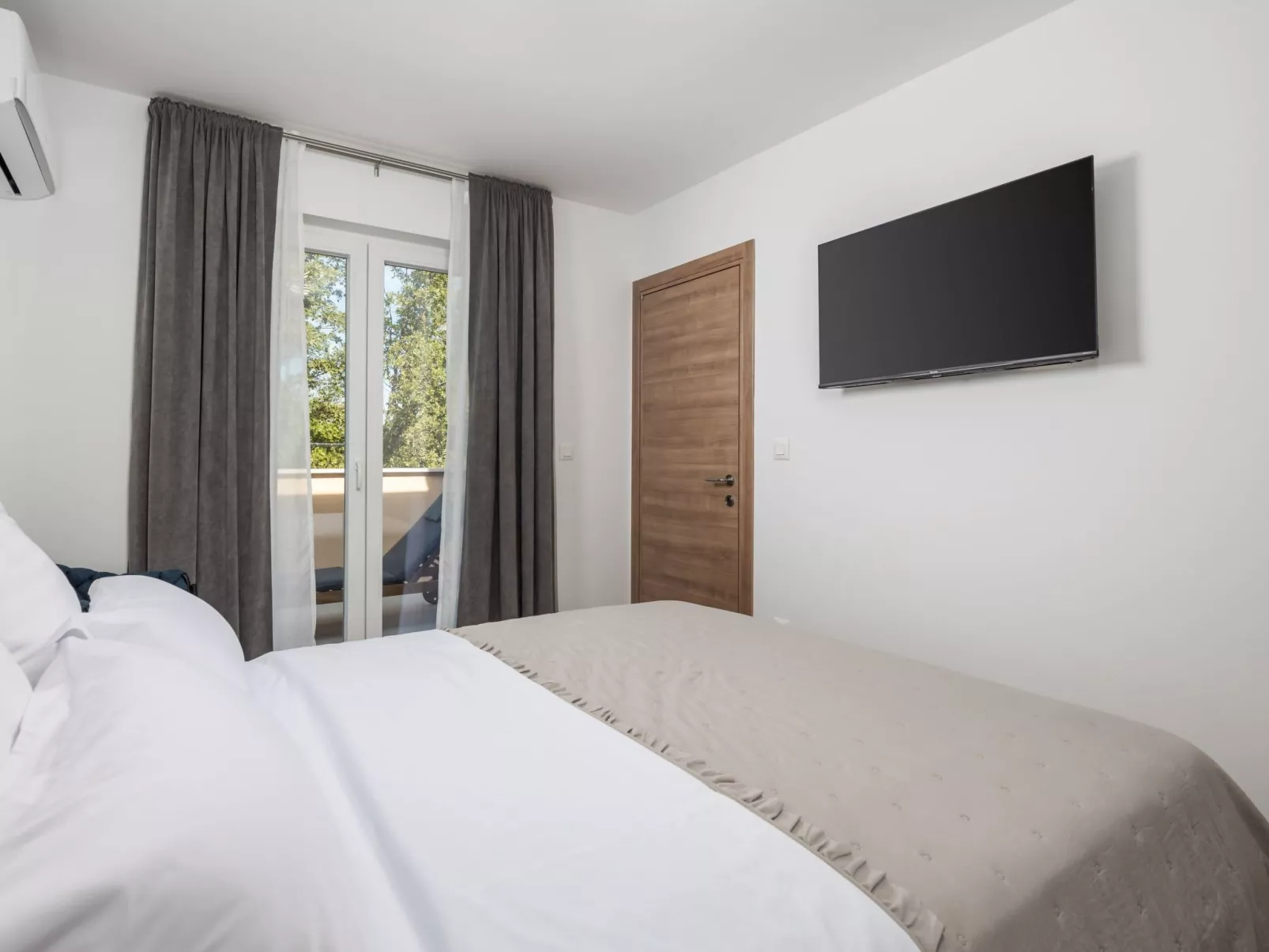 Romantische Villa mit Pool, umgeben von Natur - Image-tags.info