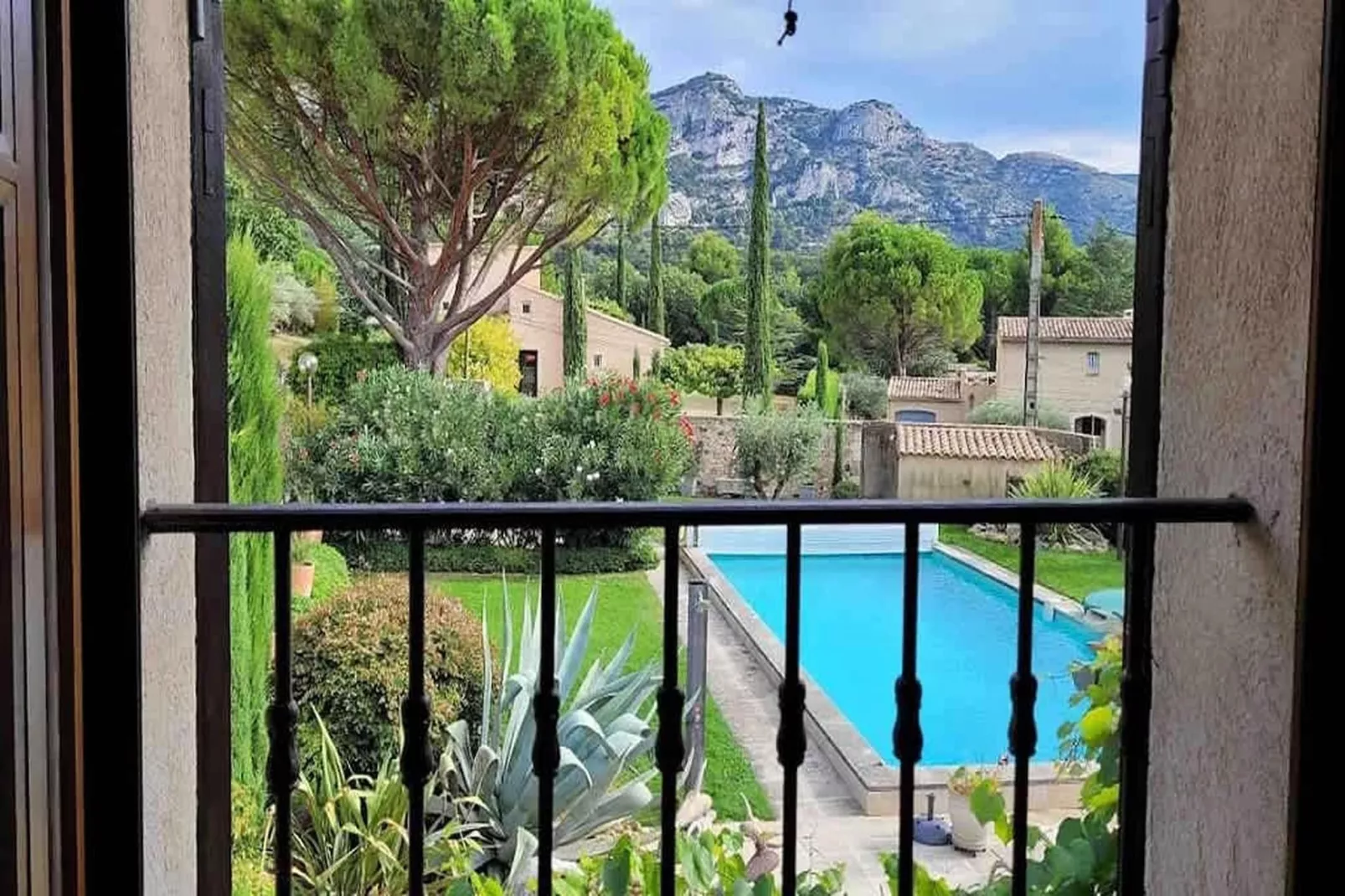 La Maison de Robion-Uitzicht zomer