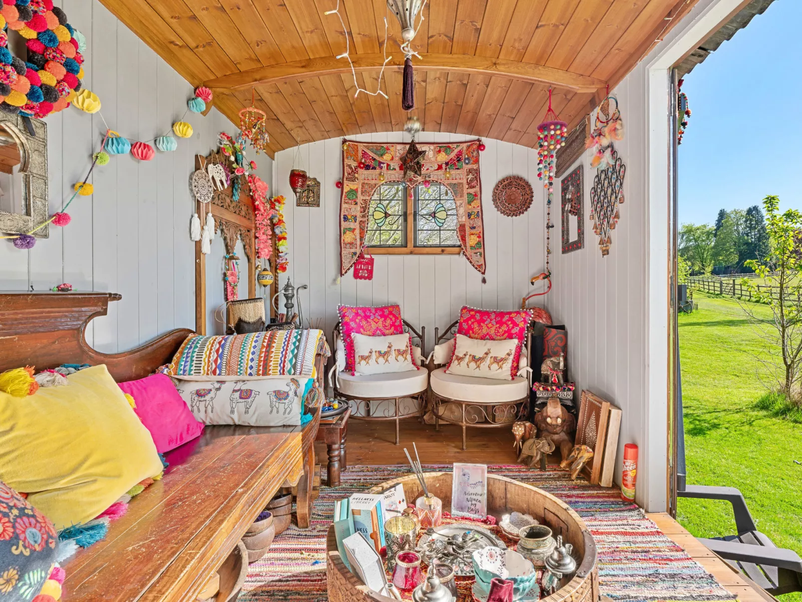 Shepherd's Hut at Hilltop Farm - Binnen