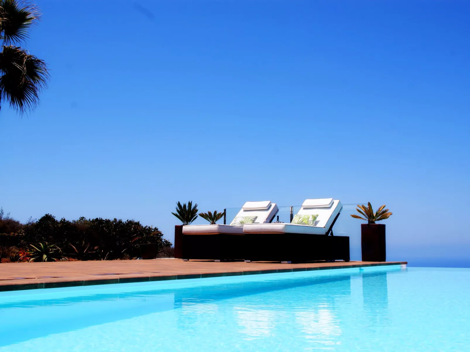 Moderne Architekten-Villa mit Infinity-Pool und Meerblick - Image-tags.info