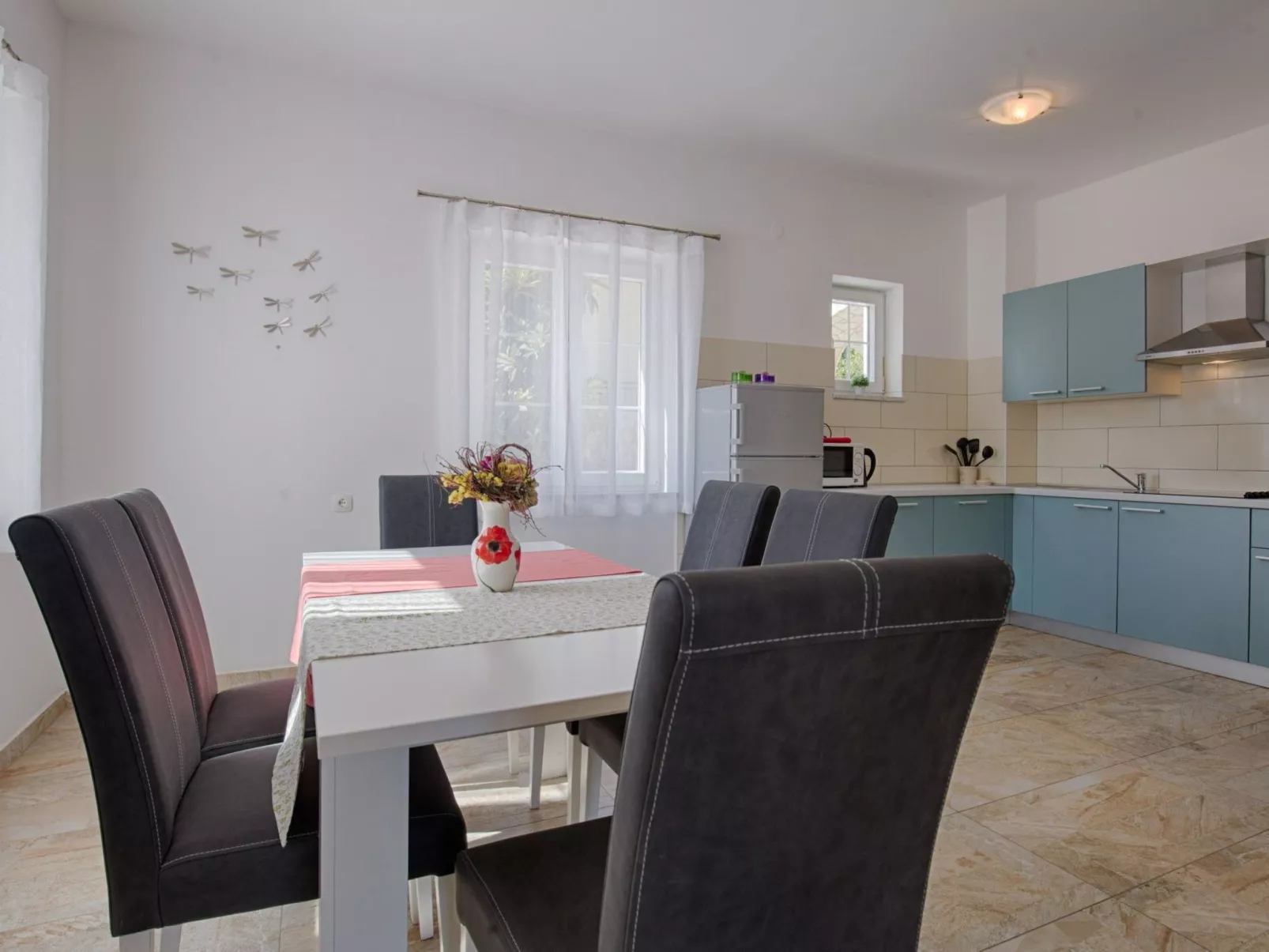 Luxuriöse Villa mit Pool, großem mediterranen Garten und Kinderspielplatz. - Image-tags.info