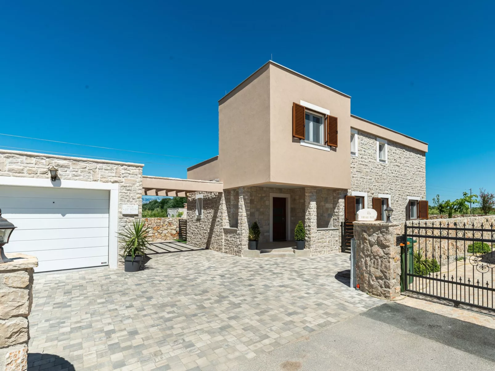 Neue Luxusvilla mit Schwimmbad, Sauna - Image-tags.info