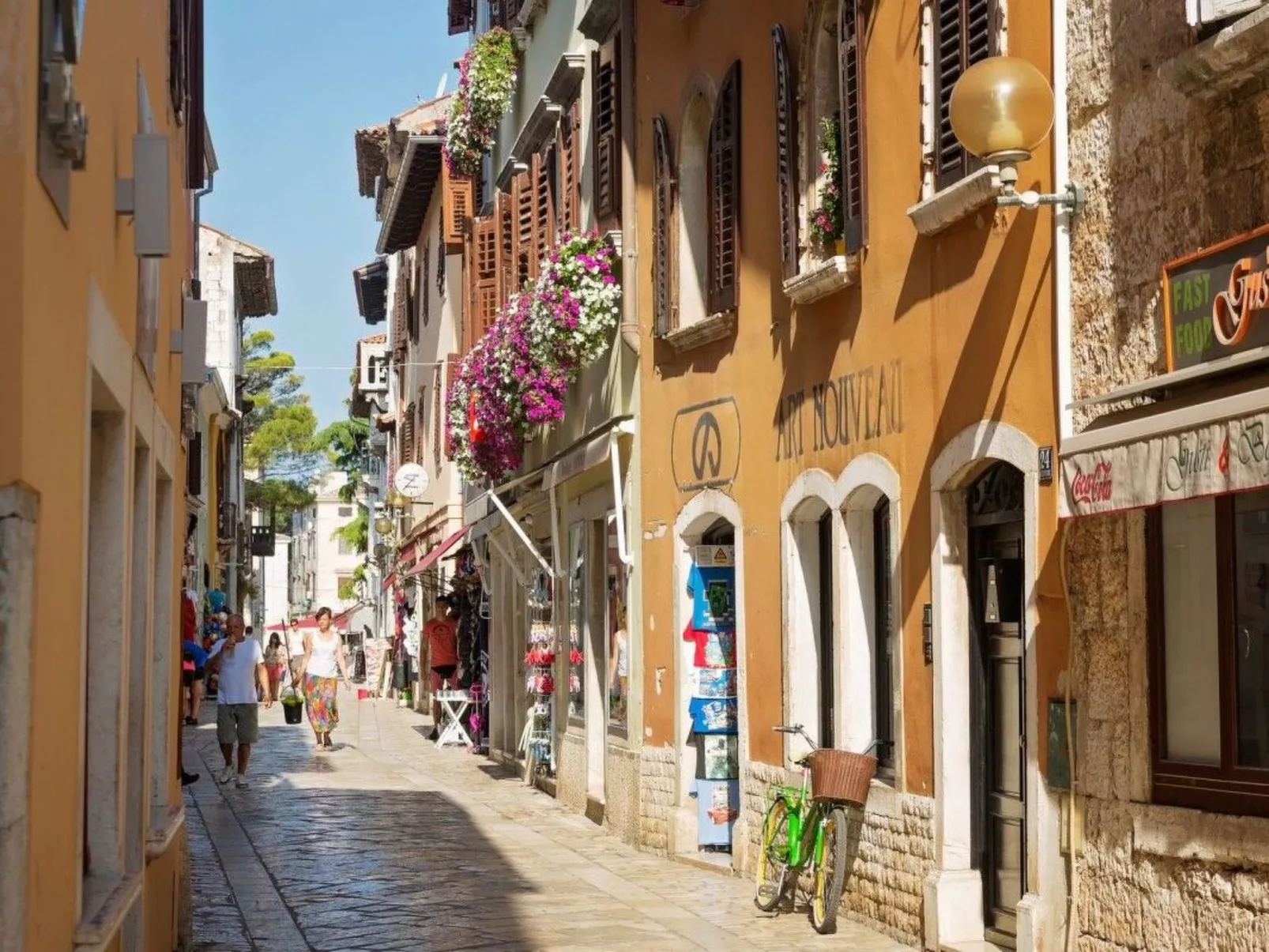 Mit Pool, großer Garten - Image-tags.info