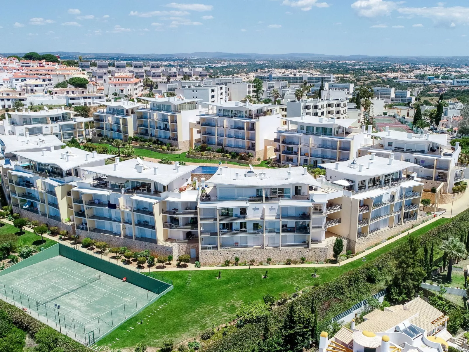 "Elena 2" mit Blick auf das Wasser - Image-tags.info