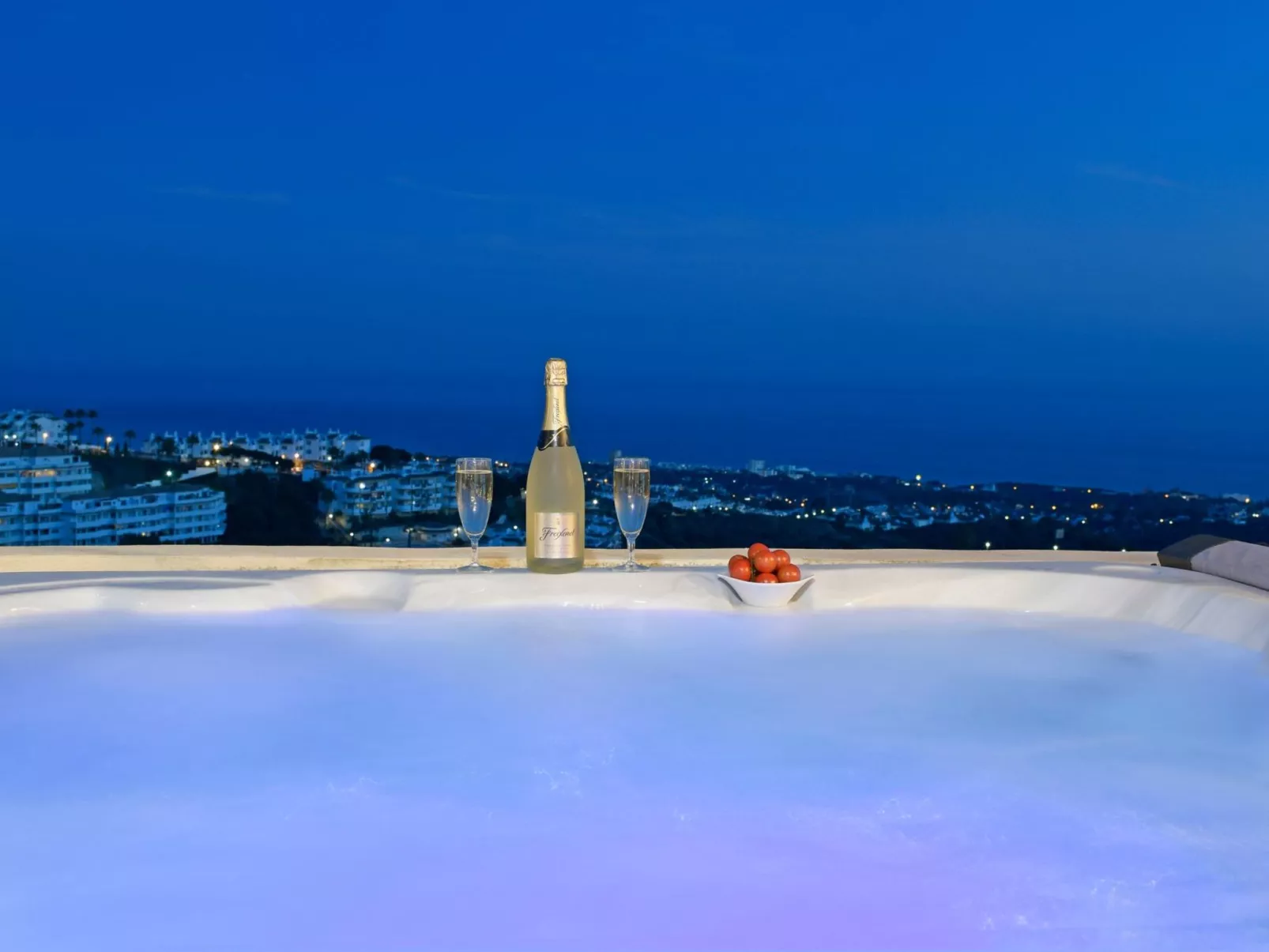 Penthouse, Jacuzzi, Meerblick, BBQ,wifi, AC - Buiten