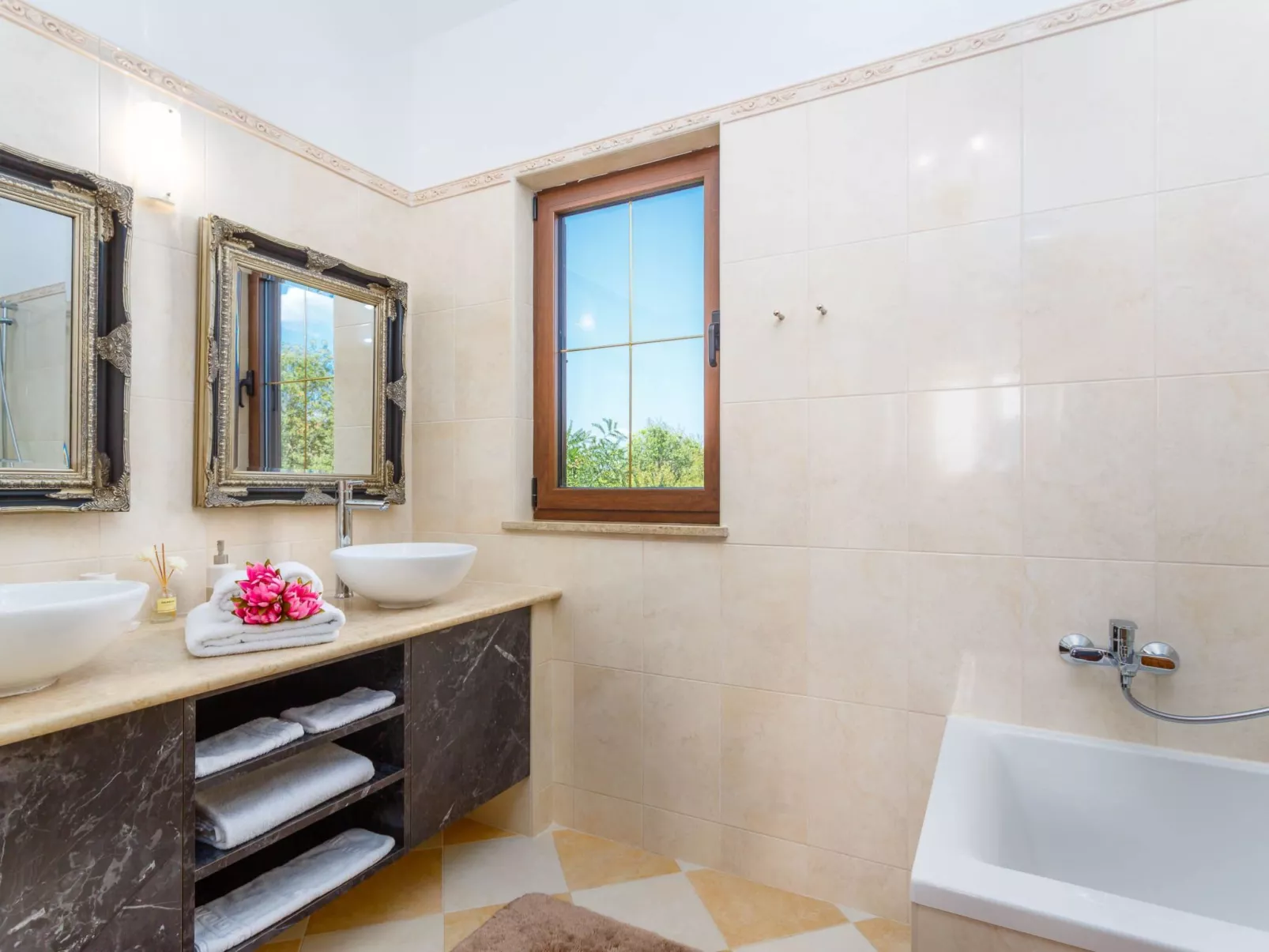 Villa Kamenica  im mediterranen Stil mit Innen- und Außenpool - Image-tags.info