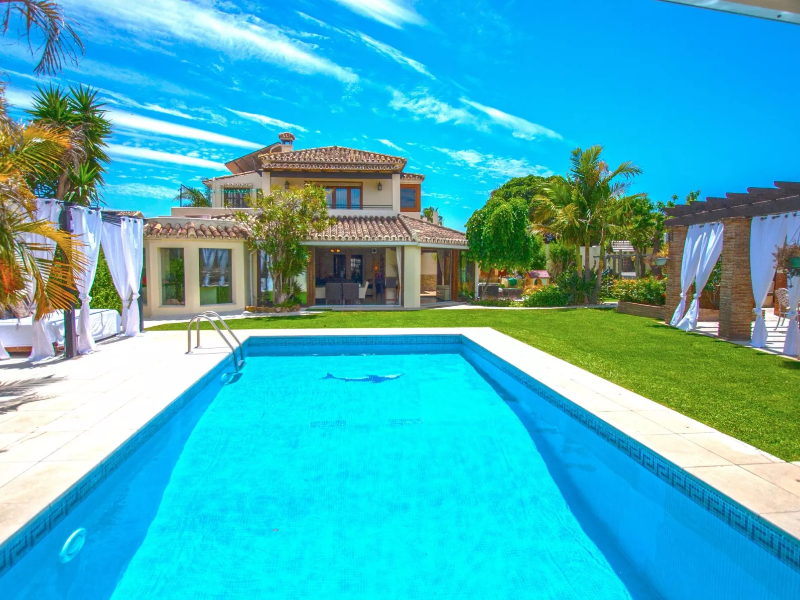 In der Nähe des Strandes, beheiztes Schwimmbad, Spielraum, Spielzimmer, etc - Buiten