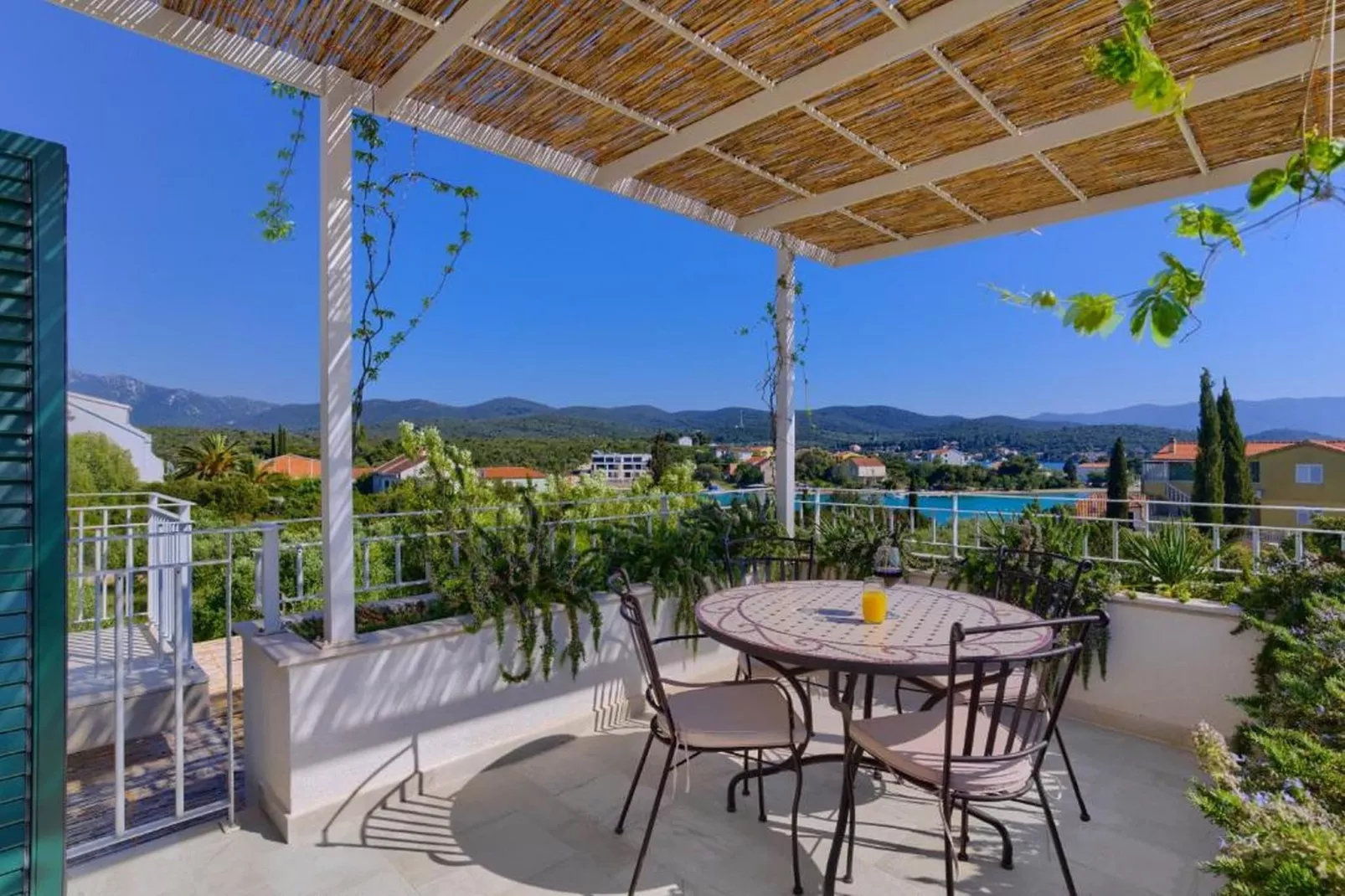 Villa Vera -Three Bedroom Villa with Swimming pool - Terras