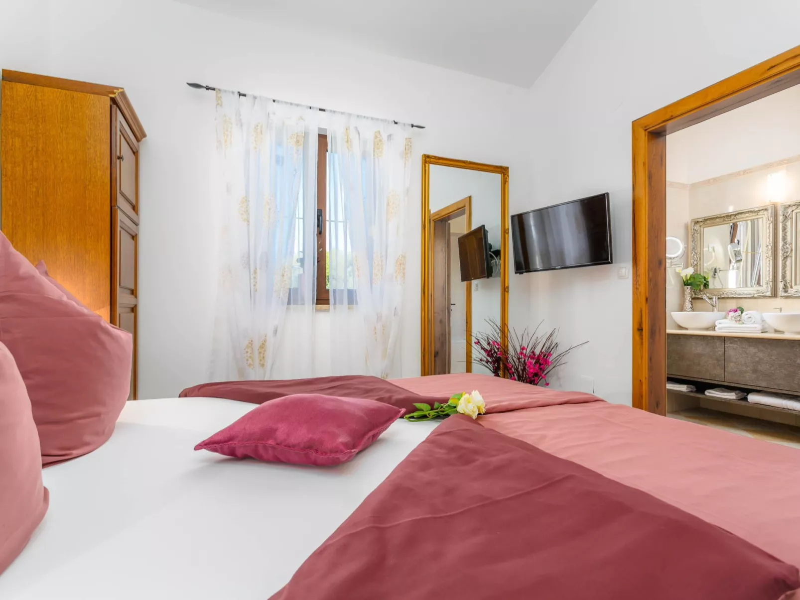 Villa Kamenica  im mediterranen Stil mit Innen- und Außenpool - Image-tags.info