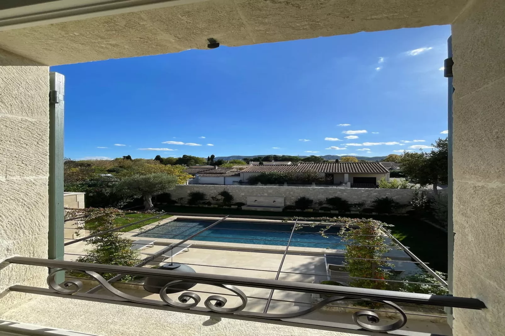 Le Mas Sorella – Votre Évasion Provençale au Cœur des Alpilles-Uitzicht zomer