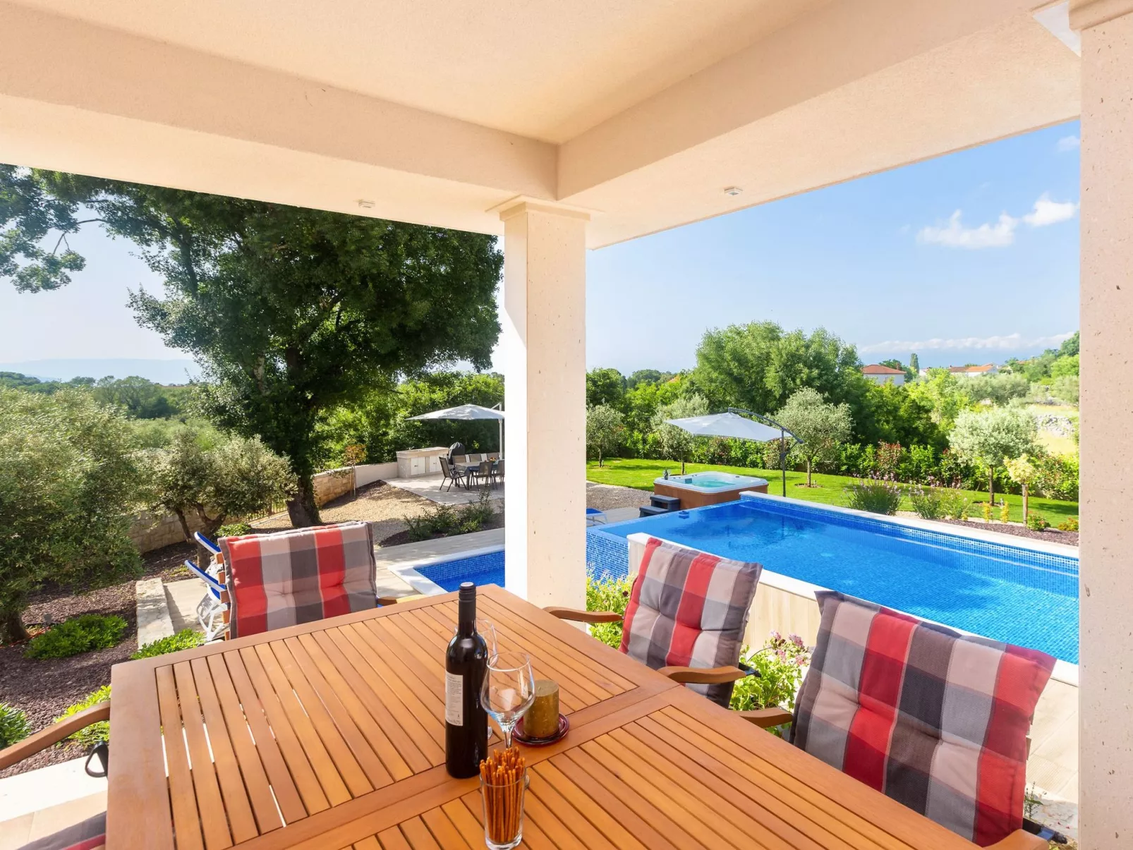 Schöne Villa in einer ruhigen Umgebung mit Pool - Image-tags.info