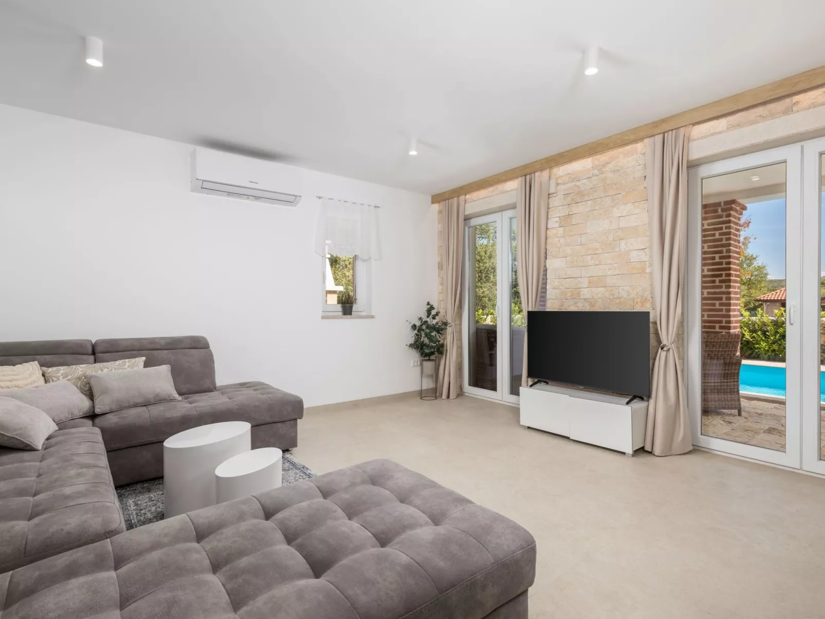 Romantische Villa mit Pool, umgeben von Natur - Image-tags.info