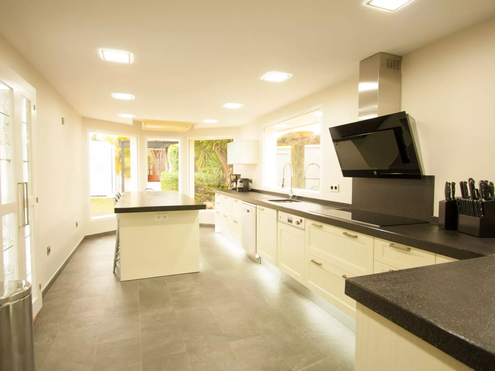 In der Nähe des Strandes, beheiztes Schwimmbad, Spielraum, Spielzimmer, etc - Buiten