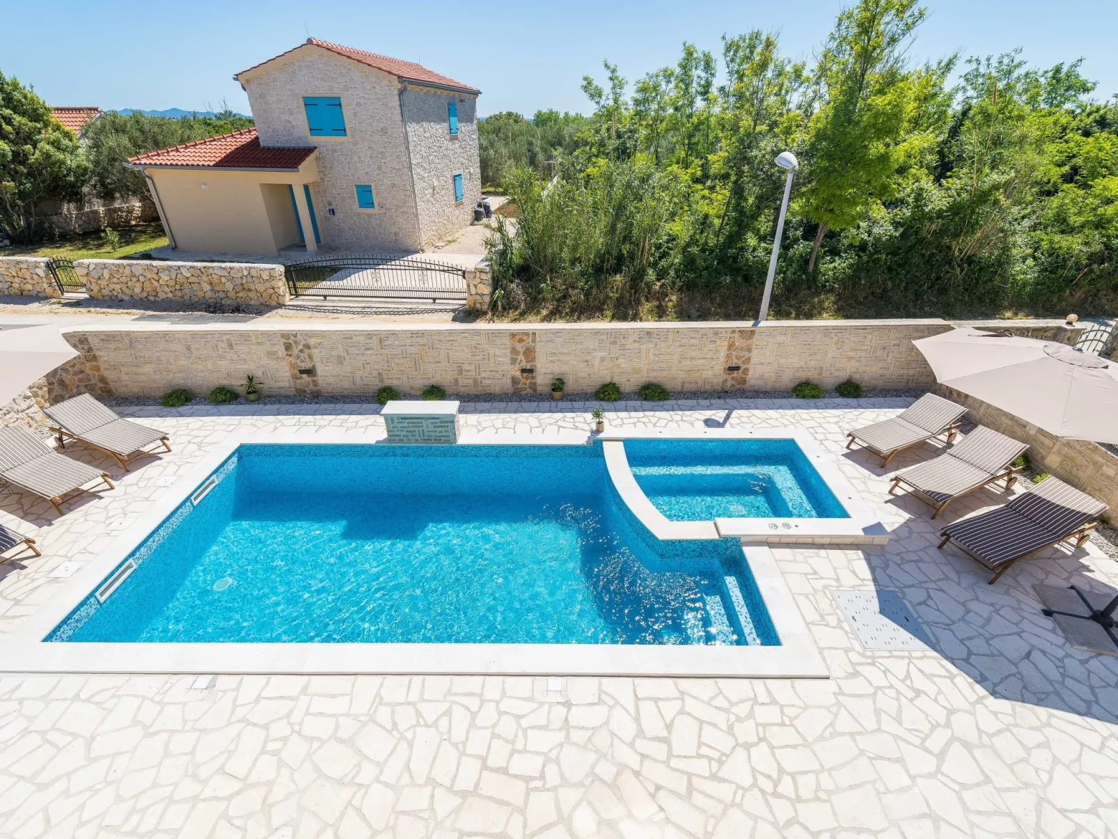 Neue Steinvilla mit beheiztem Pool in Strandnähe - Image-tags.info