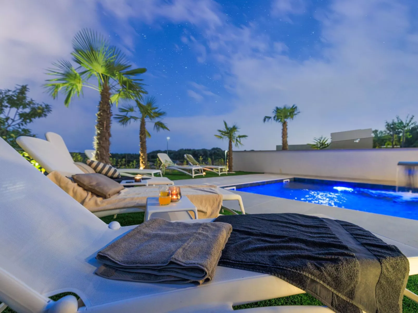 Neue moderne Villa mit Pool in der Nähe von dem - Image-tags.info