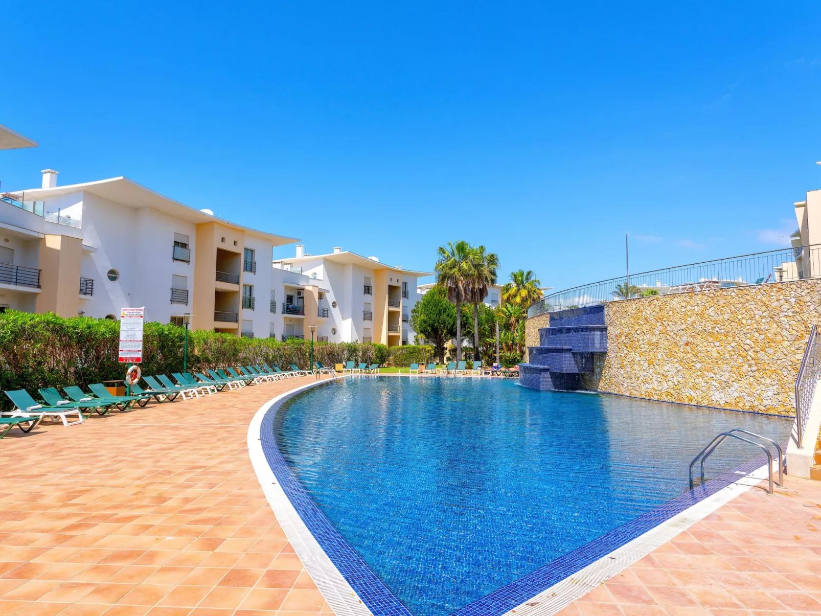 "Elena 2" mit Blick auf das Wasser - Image-tags.info