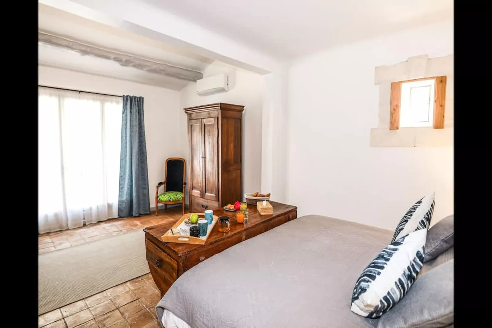 Charmant Mas Provençal avec piscine et jacuzzis-Slaapkamer