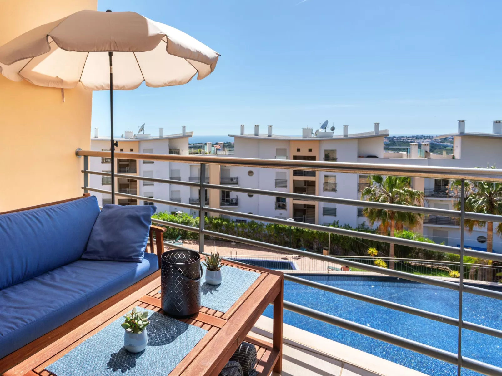 "Elena 1" mit Blick auf das Wasser - Image-tags.info