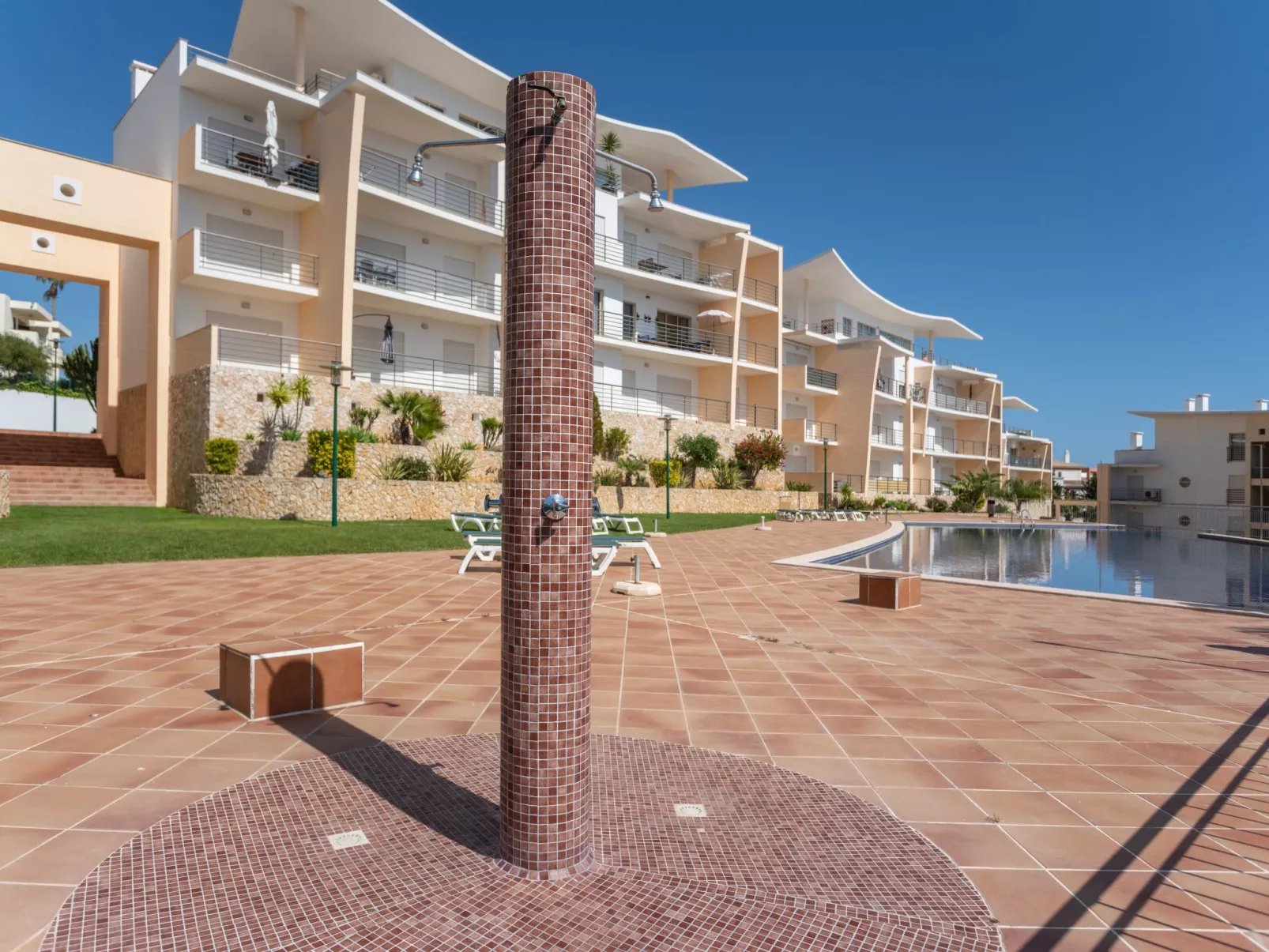 "Elena 2" mit Blick auf das Wasser - Image-tags.info