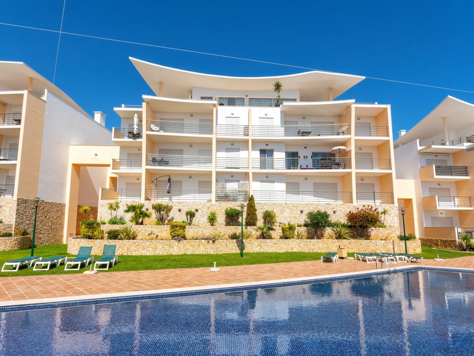 "Elena 1" mit Blick auf das Wasser - Image-tags.info