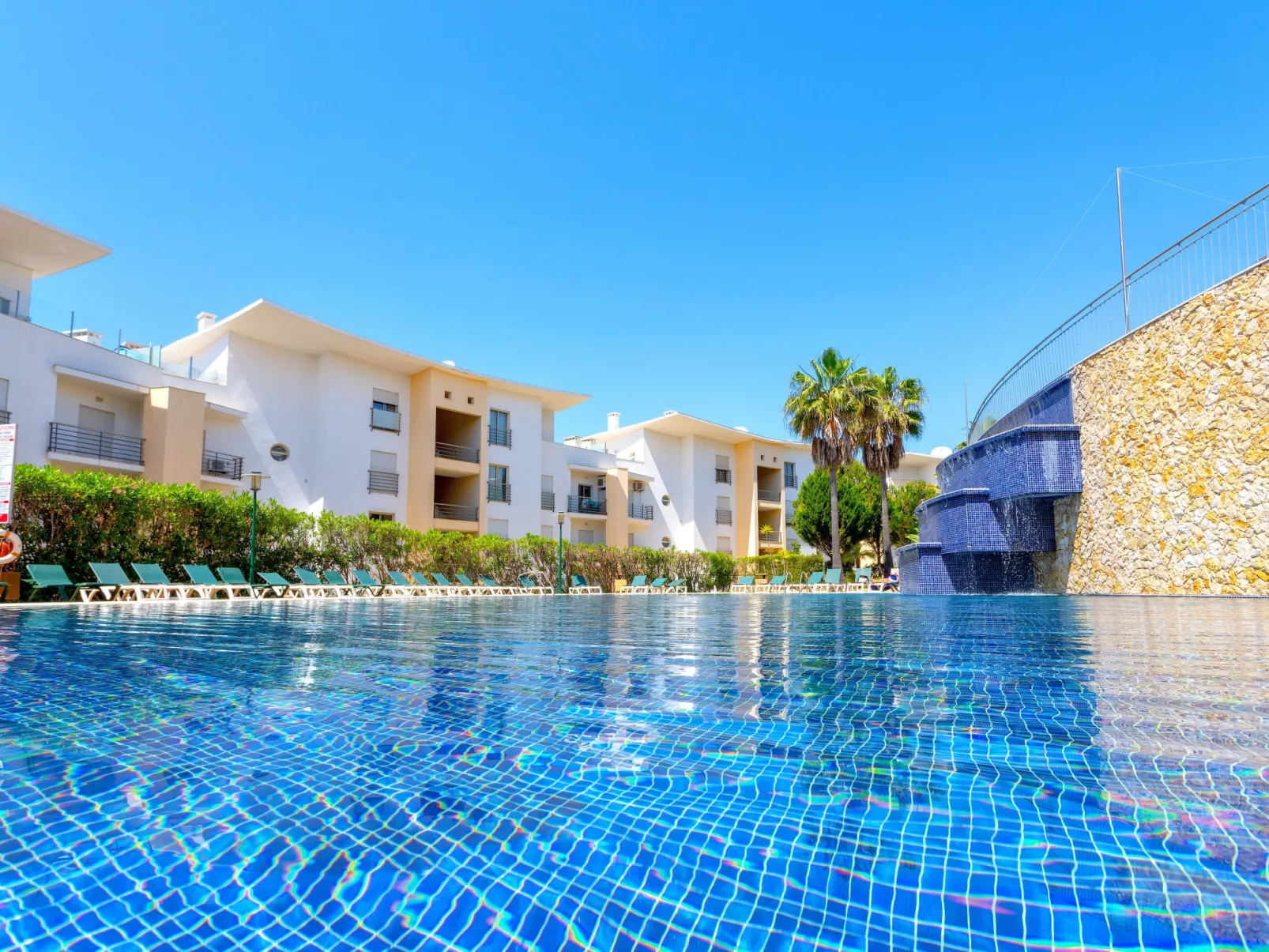 "Elena 2" mit Blick auf das Wasser - Image-tags.info