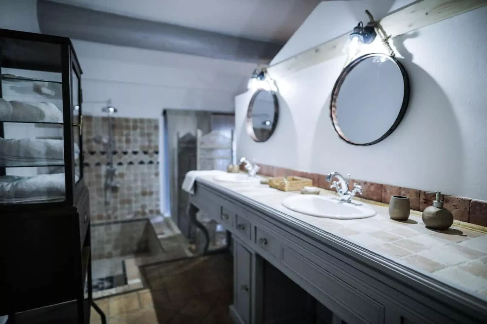 Charmant Mas Provençal avec piscine et jacuzzis-Badkamer