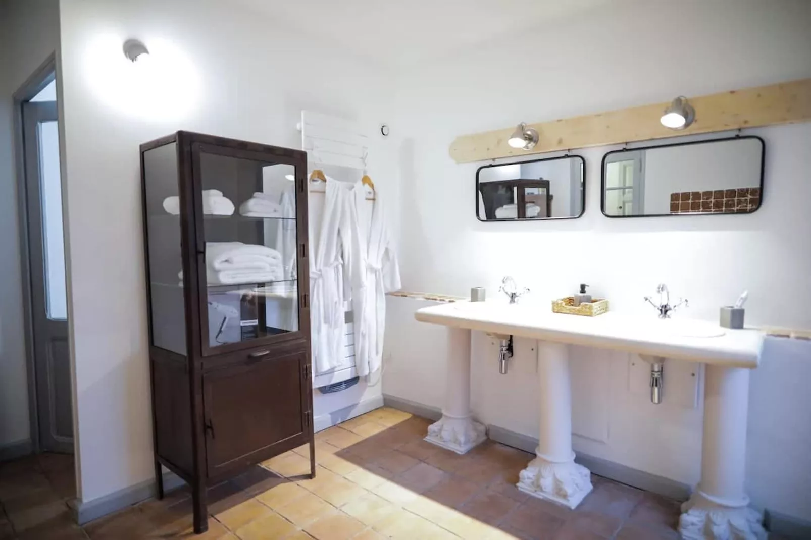 Charmant Mas Provençal avec piscine et jacuzzis-Badkamer