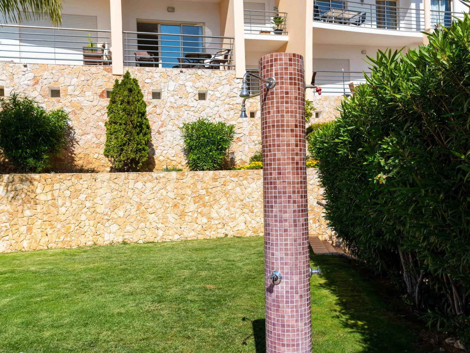 "Elena 2" mit Blick auf das Wasser - Image-tags.info