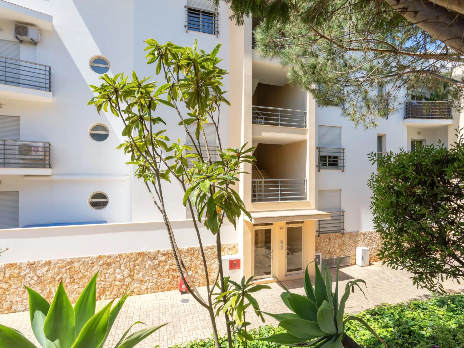 "Elena 2" mit Blick auf das Wasser - Image-tags.info