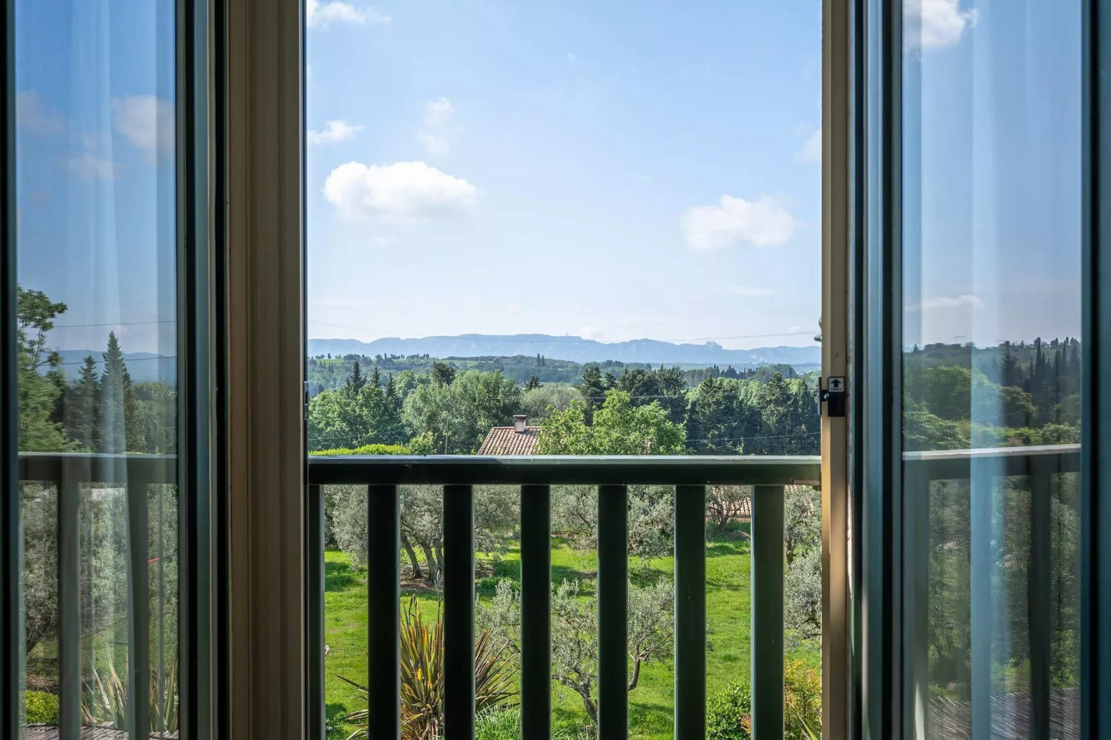 Le Mas Elaïa  votre havre familial avec piscine privée-Uitzicht zomer