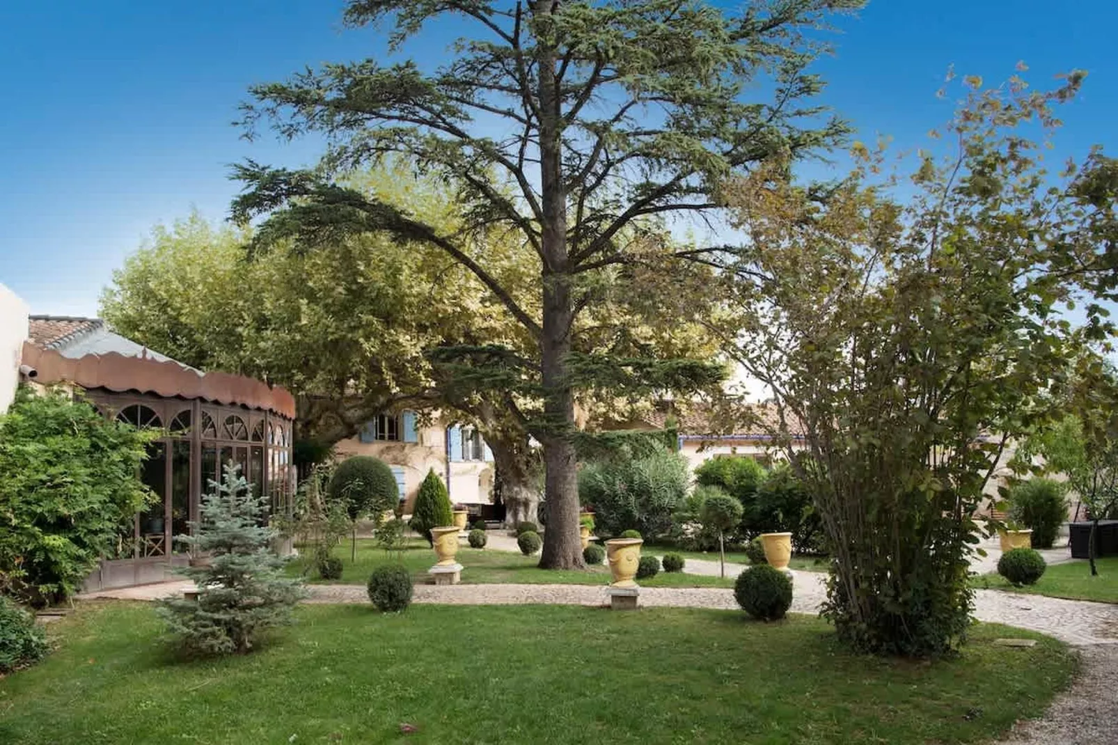 Charmant Mas Provençal avec piscine et jacuzzis-Tuinen zomer