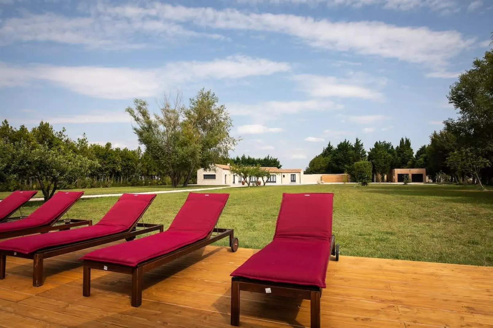 Charmant Mas Provençal avec piscine et jacuzzis-Tuinen zomer