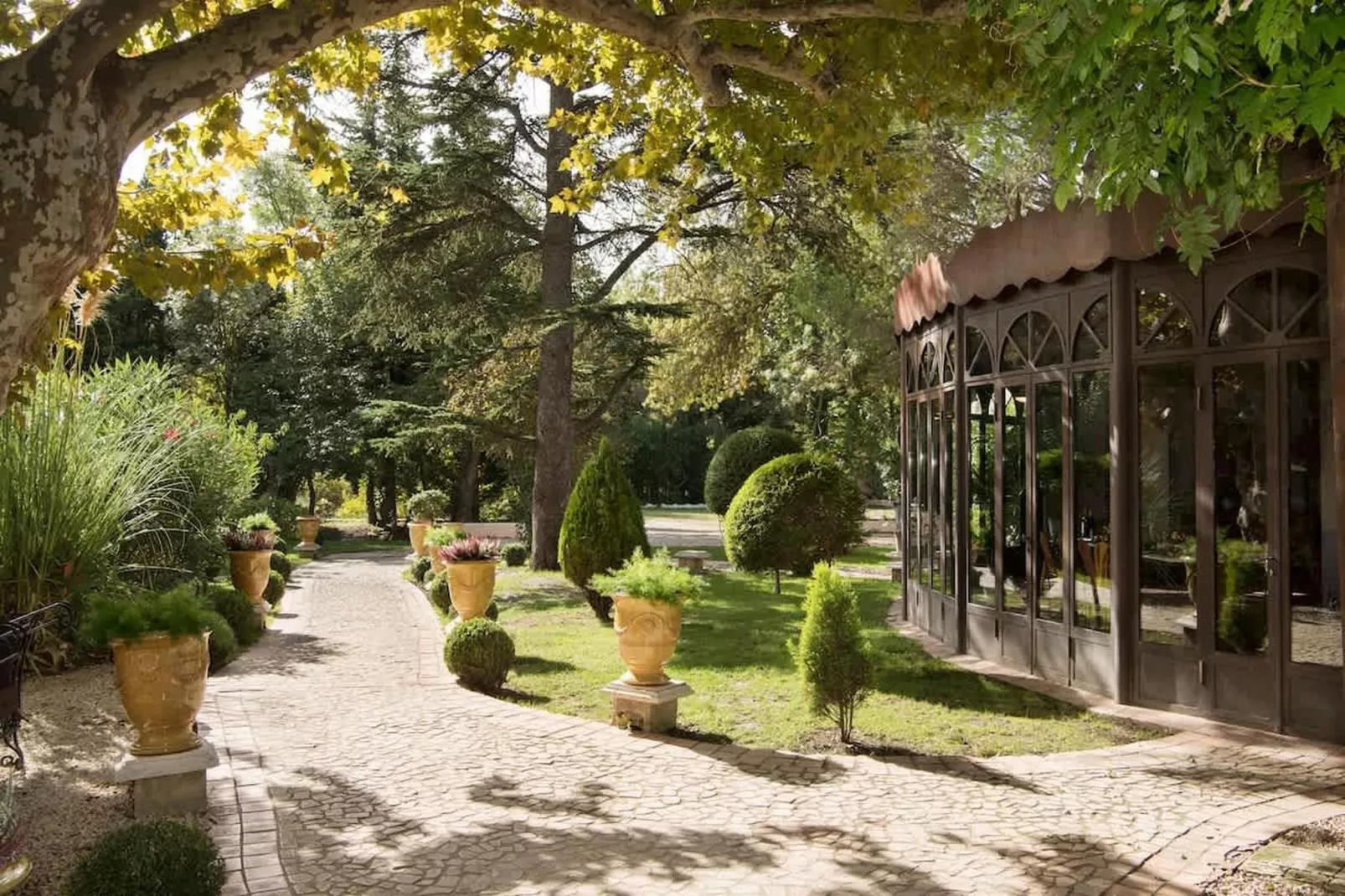 Charmant Mas Provençal avec piscine et jacuzzis-Tuinen zomer