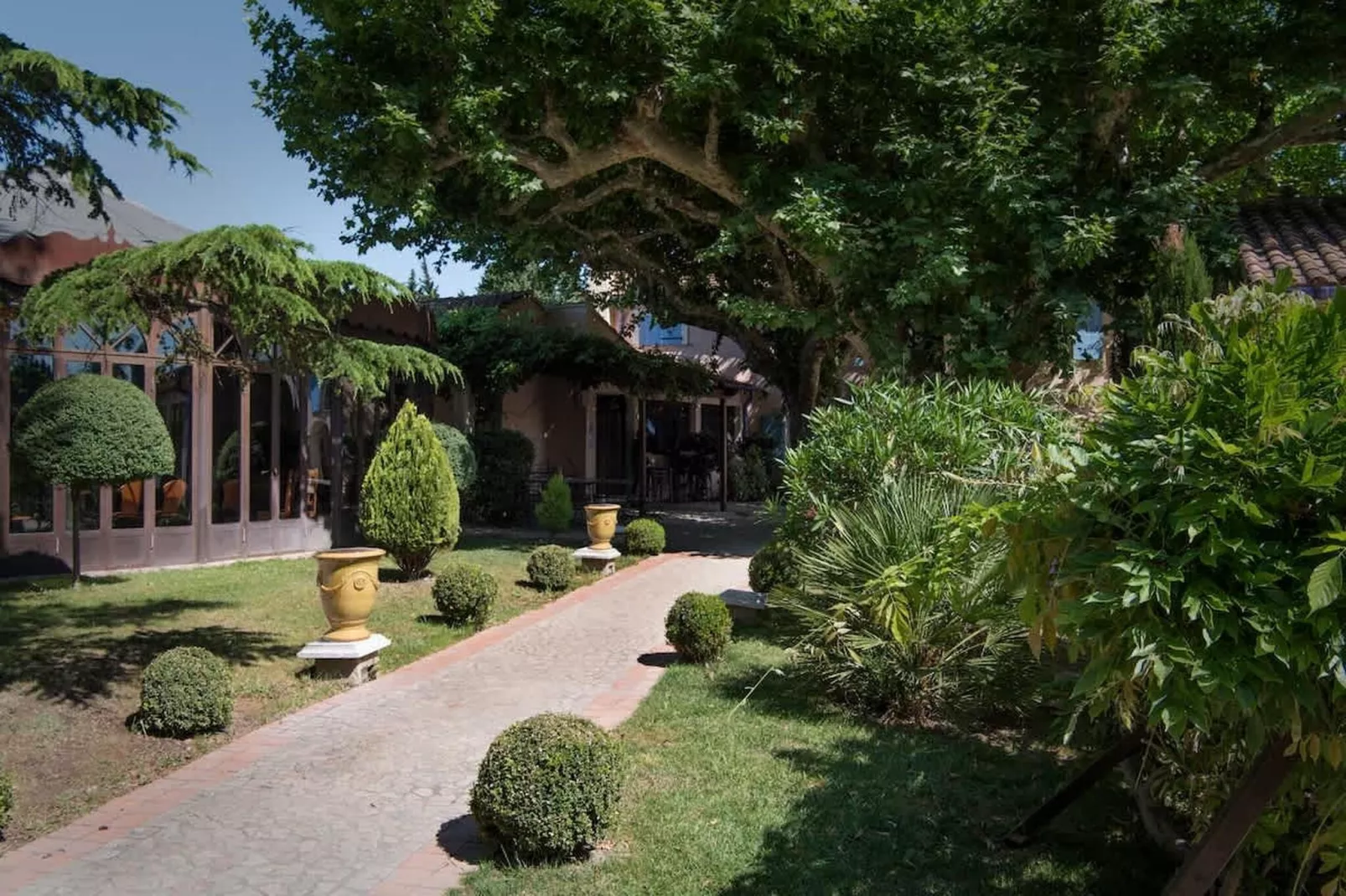 Charmant Mas Provençal avec piscine et jacuzzis-Tuinen zomer