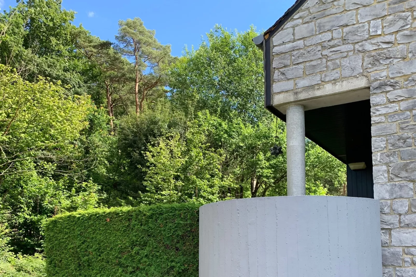 Chez Felix-Buitenkant zomer