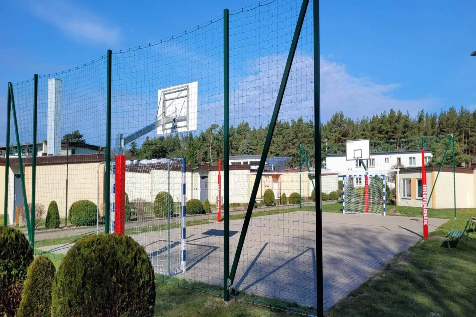 Domki wakacyjne JAROSZOWIEC domki 2-pokojowe Łazy - Tuinen zomer