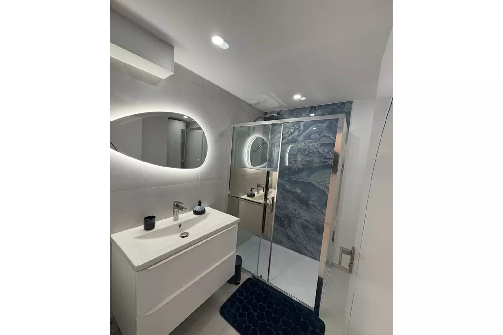 Suite Design Blue – Terrasse & Clim – Fréjus Plage-Badkamer