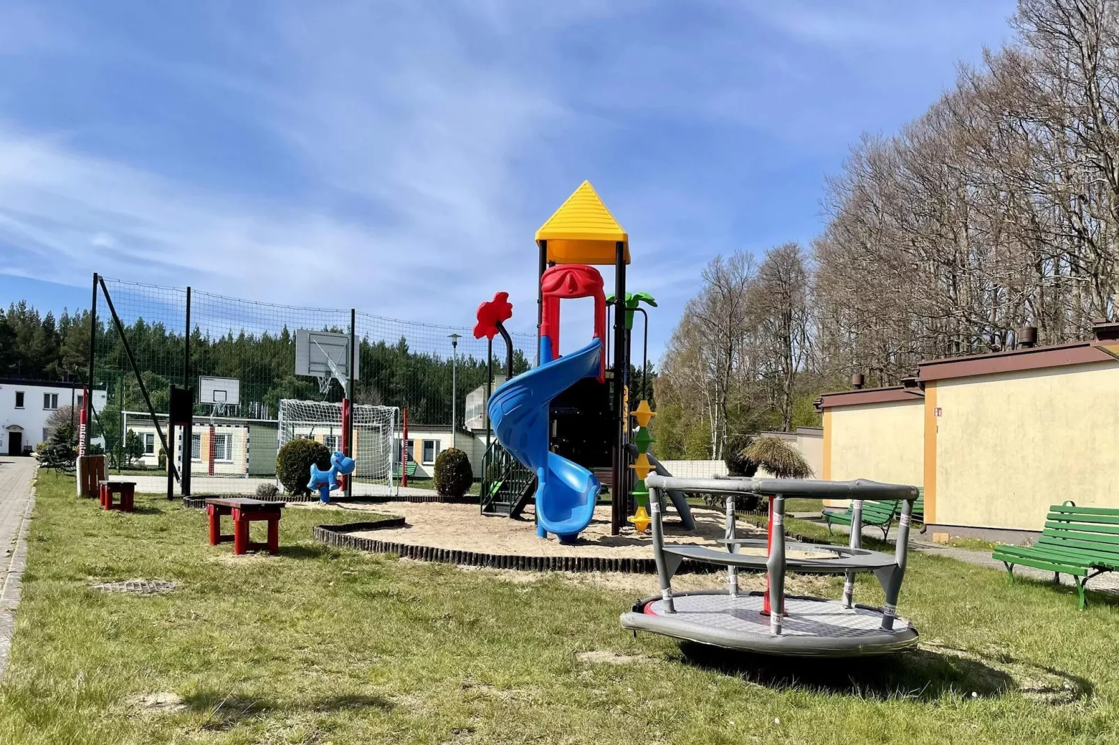 Domki wakacyjne JAROSZOWIEC domki 2-pokojowe Łazy - Tuinen zomer